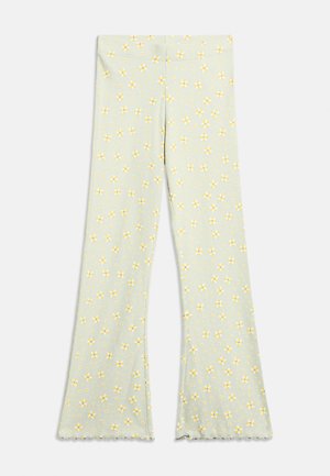 Φαρδιά παντελόνια σε ανοιχτό πράσινο χρώμα με μικρό λευκό και κίτρινο λουλουδάτο σχέδιο και κυματιστές άκρες.