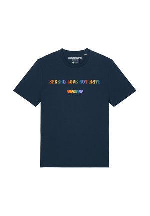 Navyblauwe katoenen t-shirt met de meerkleurige tekst "SPREAD LOVE NOT HATE" en een rij harticonen in verschillende kleuren.