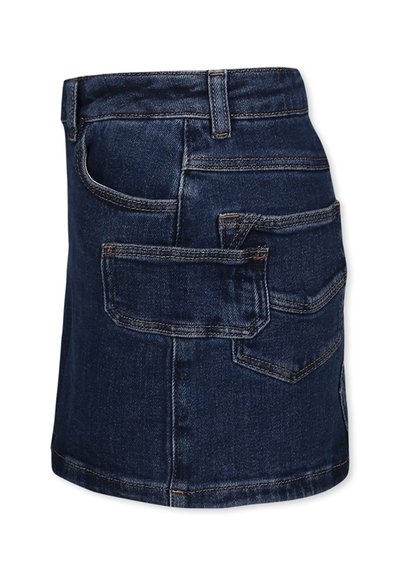 Jupe en denim bleu foncé avec une silhouette ajustée, comportant plusieurs poches, descoutures visibles et une finition de l'ourlet au niveau de la mi-cuisse.