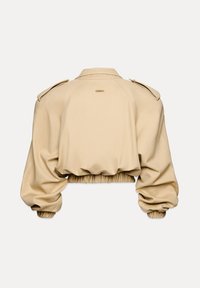 Lühendatud beez jakk, mis on valmistatud pehmest kangast, millel on eest kitsenev talje ja puhvse varrukad. Õlavarre epauletid ja diskreetne logo detail.