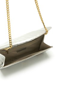 Borsa a tracolla in pelle argentata con design trapuntato, tracolla in catena dorata e un interno spazioso con una tasca con zip.
