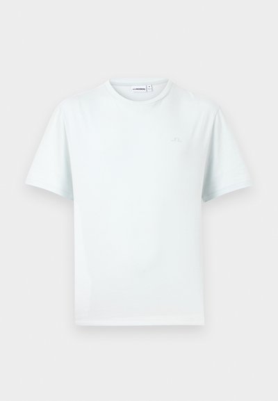 T-shirt blanc uni à manches courtes avec col rond, orné d'un logo discret sur la poitrine et d'une étiquette de marque visible à l'intérieur du col.
