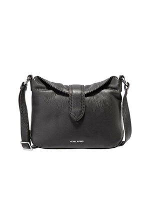 Schwarze Leder-Schultertasche mit strukturierter Oberfläche, Klappenverschluss, silberner Hardware und verstellbarem Tragegurt. Mit Logo auf der Vorderseite.