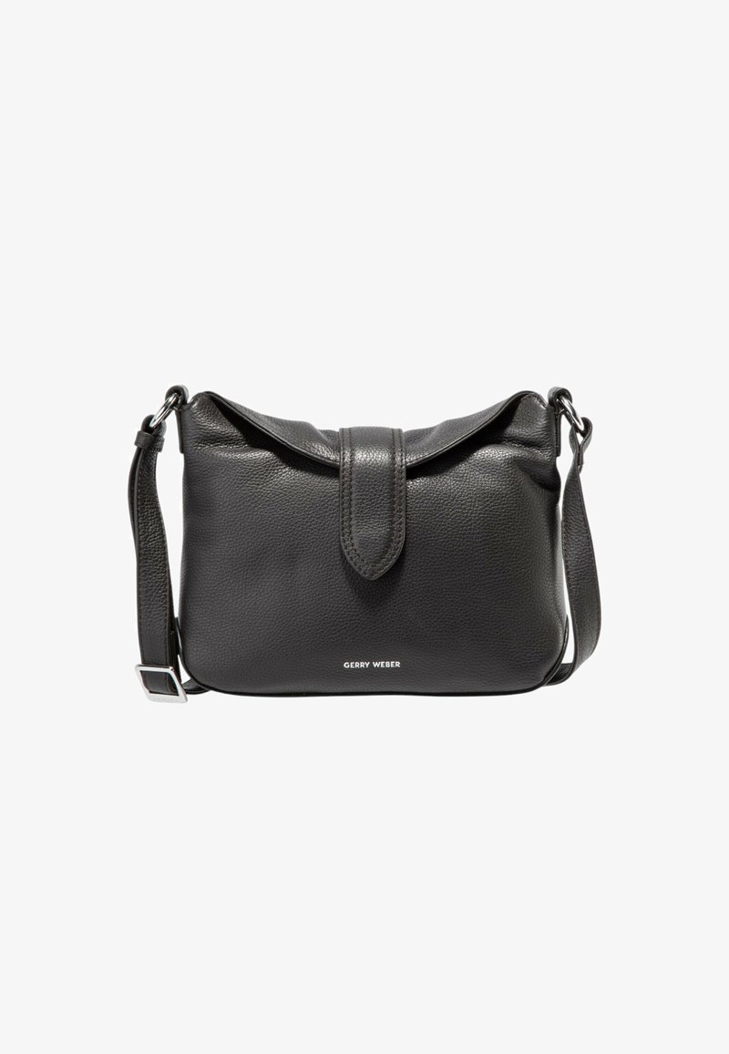 Borsa a spalla in pelle nera con finitura testurizzata, chiusura a pattina, hardware in argento e tracolla regolabile. Presenta il logo sulla parte anteriore.