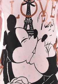 Camisa de manga larga rosa con un gráfico de Mickey Mouse en blanco y negro, la Torre Eiffel y "LOVE Paris" en letras metálicas de cobre.