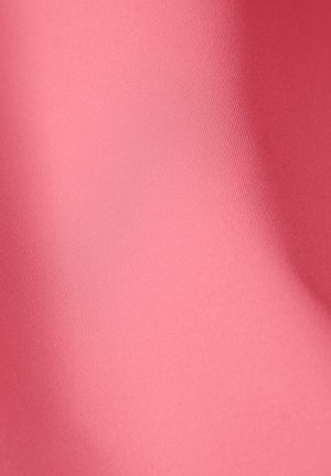 Tissu rose lisse avec une texture subtile à côtes diagonales et des plis doux créant des ombres délicates.