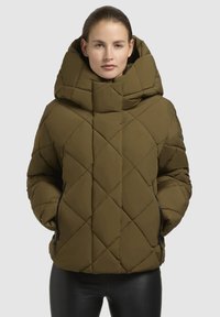 Olijfgroene pufferjack met diamantquilt, oversized capuchon, voorzakken met rits en een relaxte pasvorm. Soepele stoftextuur.