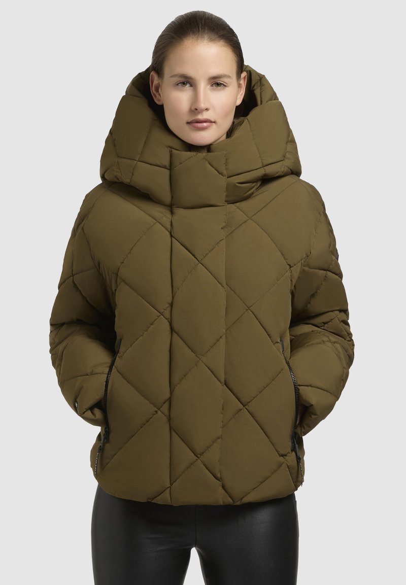 Olijfgroene pufferjack met diamantquilt, oversized capuchon, voorzakken met rits en een relaxte pasvorm. Soepele stoftextuur.