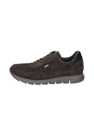 Braune Wildledersneaker mit strukturiertem Obermaterial, gepolstertem Kragen und kontrastierender Gummisohle mit Profilmuster. Schnürsenkel für einen sicheren Sitz.