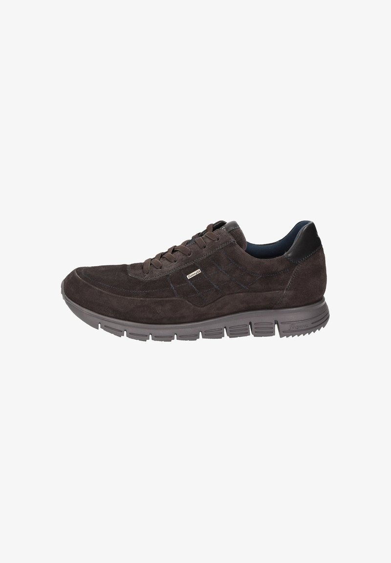 Sneaker in suede marrone con superiore testurizzato, colletto imbottito e suola in gomma a contrasto con disegno del battistrada. Lacci per una vestibilità sicura.