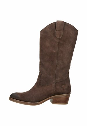 Brauner Wildleder-Cowboystiefel bis zur Mitte der Wade mit niedrigem Holzabsatz und Zuglasche vor weißem Hintergrund.