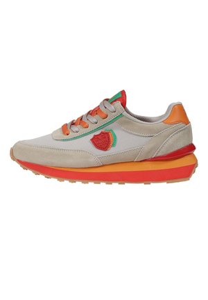 Beige en lichtgrijze sneaker met oranje en rode accenten, groene bies, gestructureerde zool en meerkleurige veters, zijaanzicht.