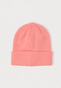 Gorro de lana de color rosa coral con vuelta, exhibido plano sobre un fondo blanco.