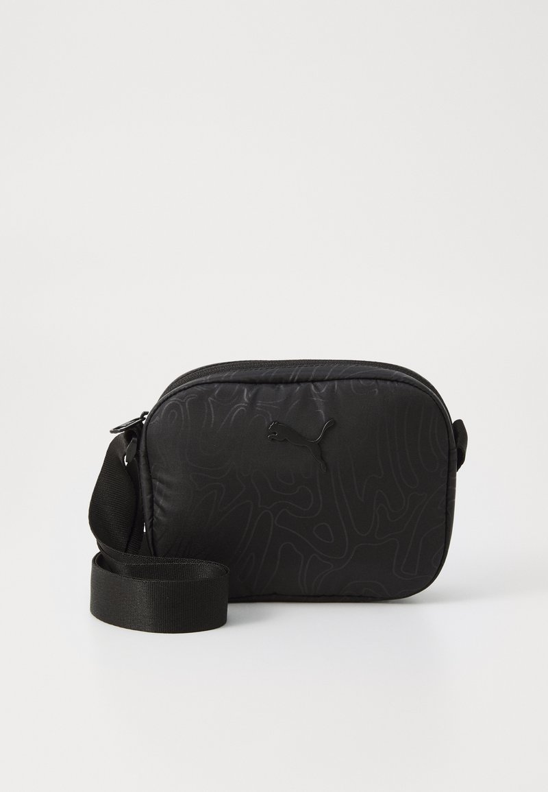 Svart nylon crossover-väska med en strukturerad mönster, dragkedjestängning och en platt justerbar rem. Har en diskret logotyp i svart.