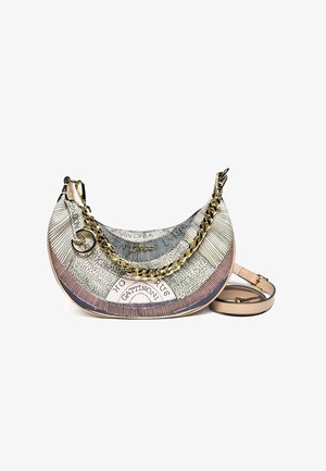 Borsa a forma di mezza luna con stampa astratta multicolore, manico a catena dorata e tracolla in pelle beige removibile.