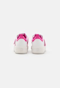 Sneakers bianchi con dettagli rosa, tomaia in pelle liscia, colli imbottiti alla caviglia e logo sui talloni. Design distintivo della suola spessa.