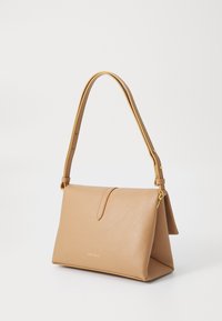 Borsa a tracolla in pelle marrone con finitura testurizzata, forma strutturata e una sola tracolla regolabile. Presenta una chiusura a patta e hardware dorato.