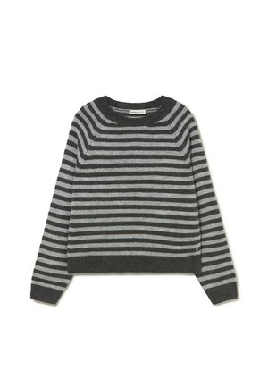 Suéter a rayas en gris y gris claro con un cuello redondo, mangas largas y un dobladillo corto. Fabricado con una suave mezcla de lana.