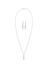 Silberkette mit einer zarten Kette und einem tropfenförmigen Kristallanhänger; passende Ohrringe mit ähnlichen hängenden Kristalldesigns.