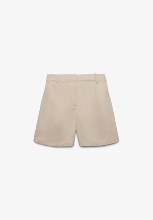 Pantaloncini beige su misura con passanti per cintura, pieghe frontali e orlo pulito, progettati per una vestibilità comoda.