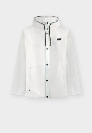 Fehér kapucnis esőkabát fekete patentgombokkal, húzózsinórokkal, két első zsebbel és kis téglalap alakú logóval a bal mellrészen.