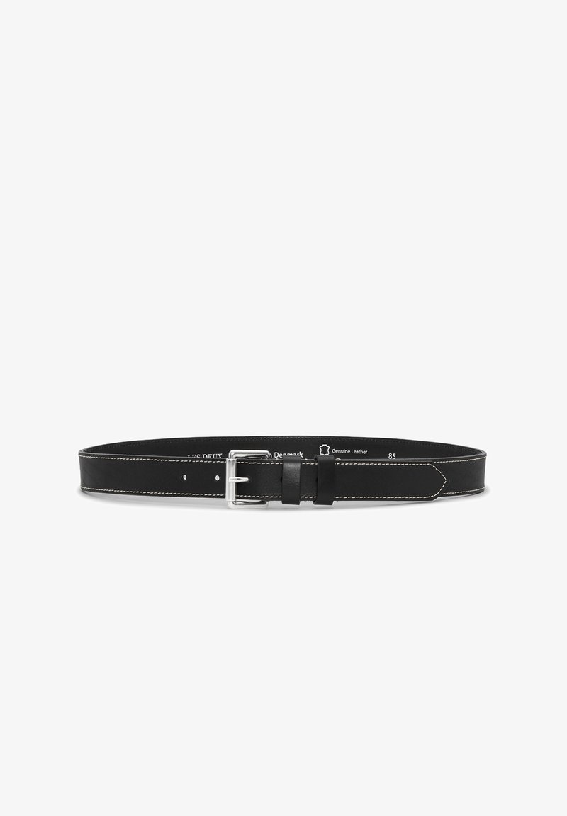 Ceinture en cuir véritable noir avec couture blanche, boucle rectangulaire argentée et deux passants, posée à plat sur un fond blanc.
