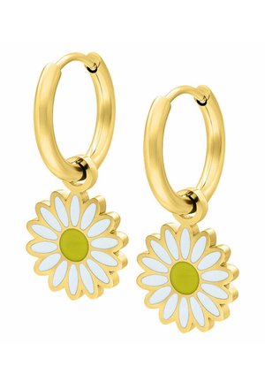 Goldene Creolen-Ohrringe mit hängenden weißen und gelben Gänseblümchen-Anhängern, mit glatter und polierter Metalloberfläche.