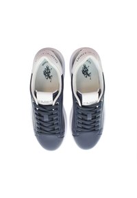 Námornické kožené tenisky s bílou podrážkou, s hladkým povrchem, šesti očky a logem na jazyku. Interiér má kontrastní podšívku.
