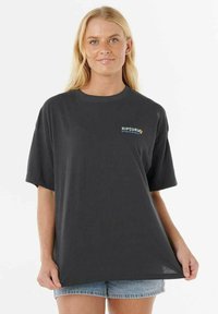 T-shirt in cotone oversize grigio carbone con maniche corte, caratterizzato da un logo "Rip Curl" multicolore sulla parte sinistra del petto.