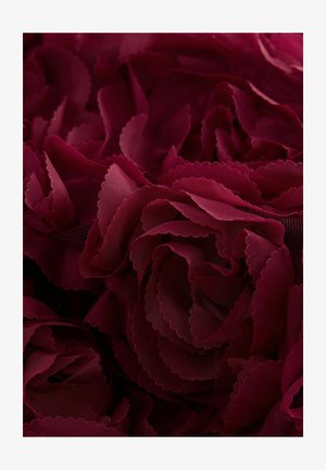 Burgunderfarbene Stoffblüten mit gewellten Rändern, übereinander geschichtet für eine strukturierte Optik. Hergestellt aus transparentem, leichtem Material, das Rosen ähnelt.