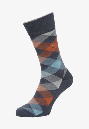 Mehrfarbige Argyle-Socken in Marineblau, Grau und Hellblau mit einem gerippten Bündchen und einem kleinen dekorativen Metallknopfdetail.