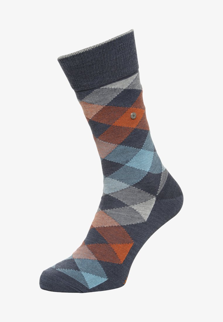 Mehrfarbige Argyle-Socken in Marineblau, Grau und Hellblau mit einem gerippten Bündchen und einem kleinen dekorativen Metallknopfdetail.