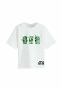 Tricou alb din bumbac cu trei ilustrații imprimate în verde ale unui personaj, având textul "STAR WARS MANDALORIAN" în negru în partea de jos.