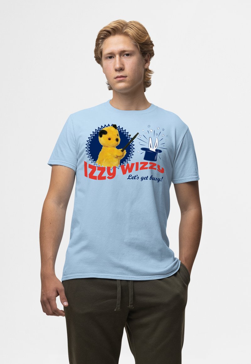 Světle modré bavlněné tričko s žlutou plyšovou postavou, kouzelnickou čepicí a textem "Izzy Wizzy Pojďme na to!" v červené a modré barvě.