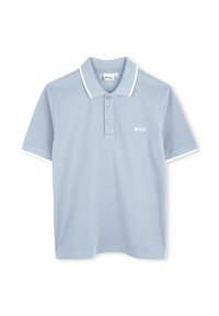 Svijetloplava polo majica napravljena od teksturirane tkanine, s kontrastnim bijelim ovratnikom i rubom rukava, s plaketom na tri dugmeta i logotipom na prsima.