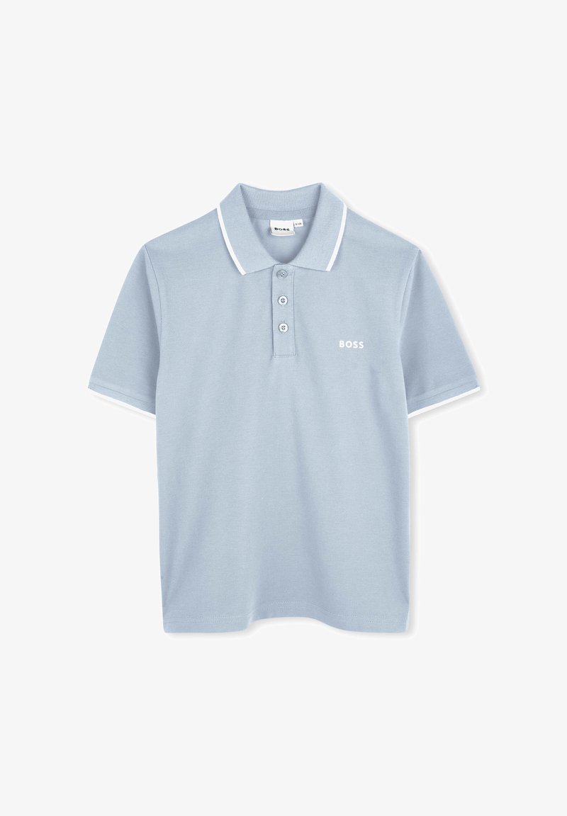 Camisa polo azul clara feita de tecido texturizado, apresentando um colarinho e acabamento das mangas em branco contrastante, com tapeta de três botões e logótipo no peito.