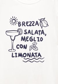 T-shirt blanche avec du texte imprimé en bleu marine et des illustrations d'un verre de cocktail, du soleil, d'un citron, d'une feuille de menthe et des lignes ondulées.