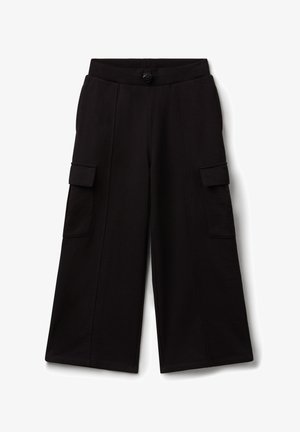 Pantalones cargo de pierna ancha en negro con cinturilla elástica, cierre de botón y bolsillos de solapa a ambos lados.