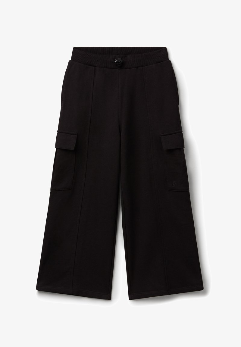 Černé široké cargo kalhoty s elastickým pasem, knoflíkovým zapínáním a klopovými kapsami na obou stranách.