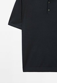 Námořnická modrá polo tričko vyrobené z měkké tkaniny, s tříknoflíkovým zapínáním, krátkými rukávy a rovním lemem bez viditelných vzorů.