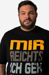 Černé tričko s velkým, tučným textem: "MIR REICHTS ICH GEH." Obsahuje kombinaci žlutých, šedých a červených písmen s opotřebovanou texturou.