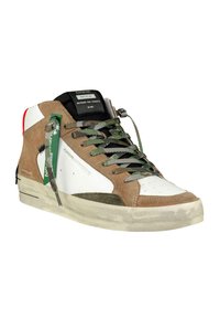 Baskets montantes avec un embout en cuir blanc et des côtés en daim marron. Présente des lacets à motif camouflage et un accent rouge au talon. Semelle texturée.