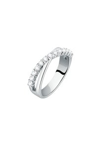 Anello in argento con una fascia liscia, caratterizzato da una fila di pietre rotonde e trasparenti montate in una setting a griffe su un lato.