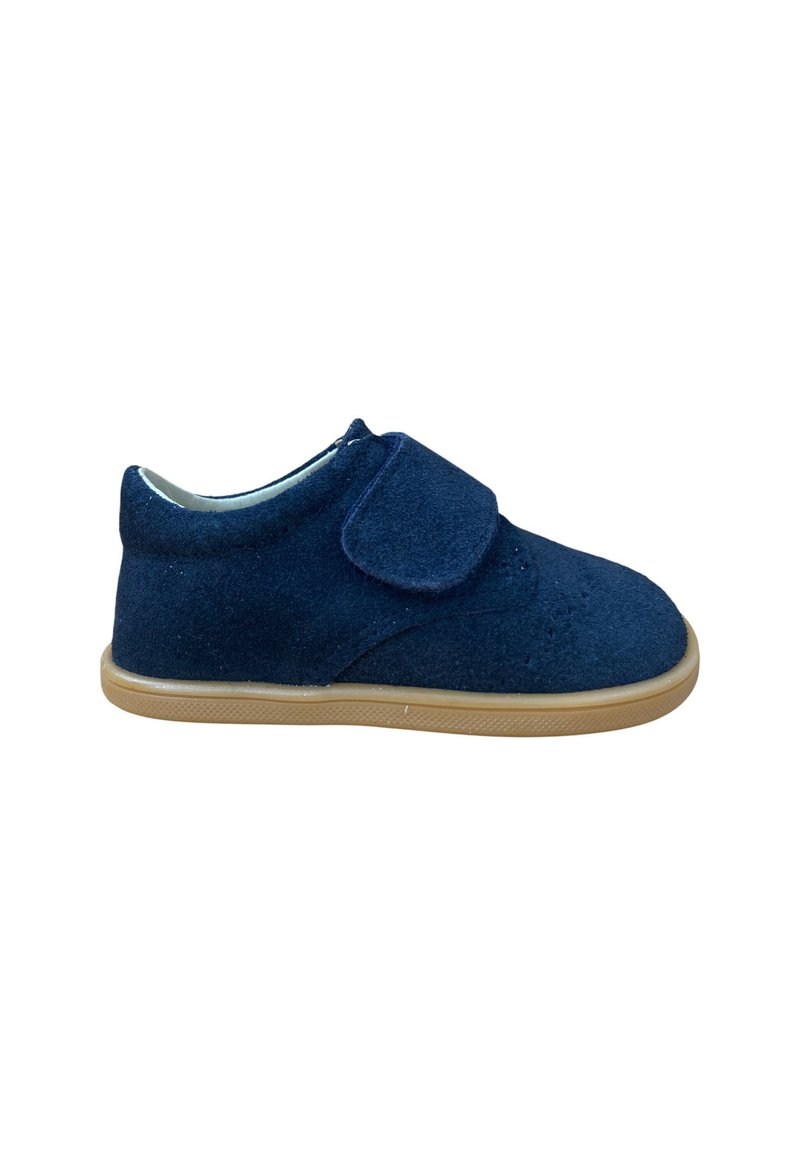 Zapato de ante azul marino para niños con suela de goma beige y cierre de único cinturón de velcro en un fondo blanco.