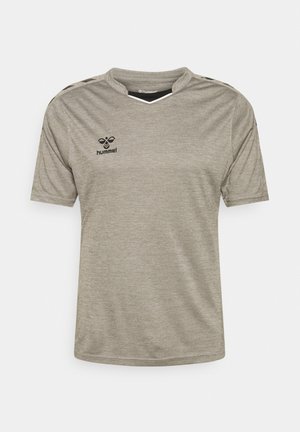 Grå træningsshirt med v-udskæring, korte ærmer og sort logo. Har to sorte striber på skuldrene og et glat, struktureret stof.