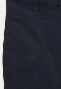 Morske plave vanjske hlače izrađene od teksturirane tkanine, s dekorativnim šavom džepa i crnim logotipom sprijeda.