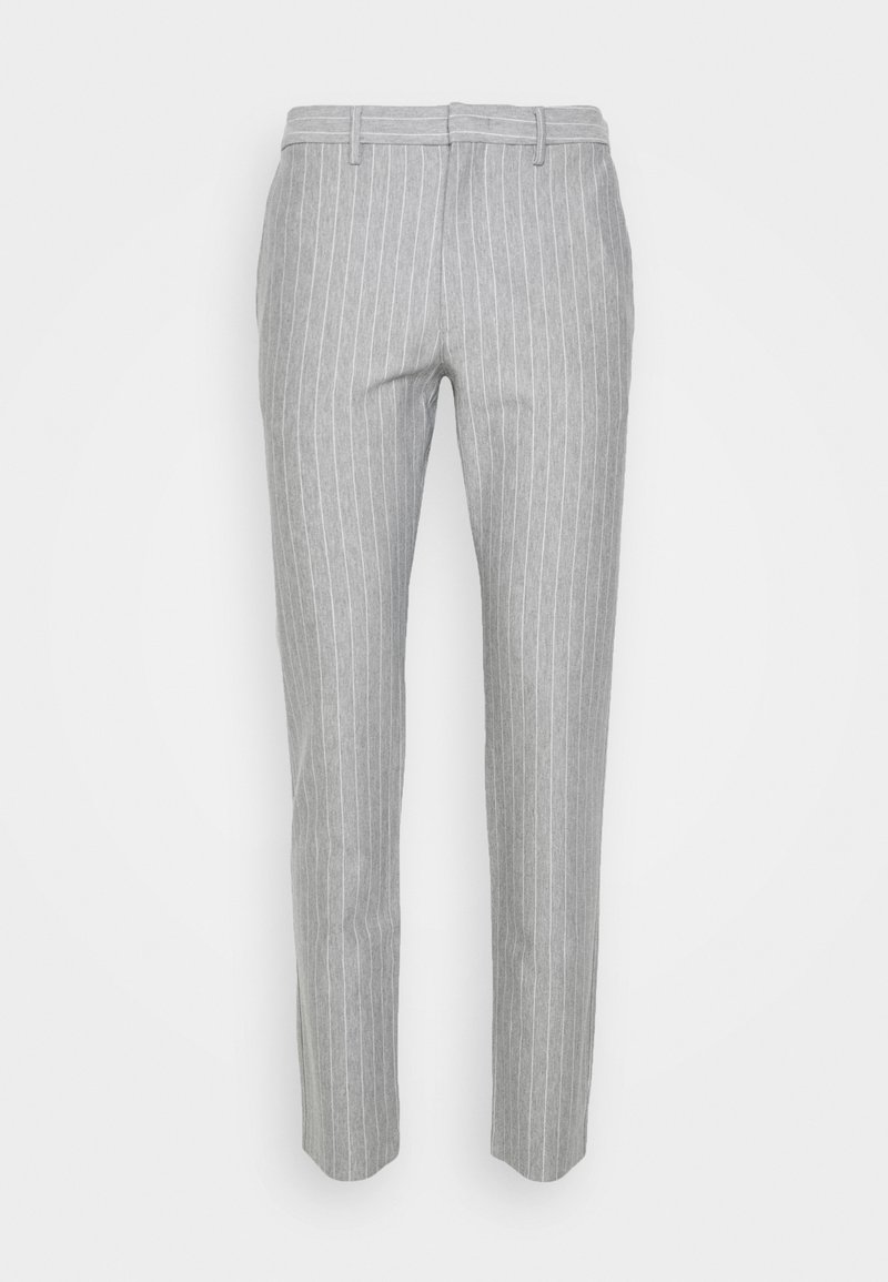 Grå bukser med nålestriber, der har en lige pasform, flad front og bæltestropper. Fremstillet af et letvægtsstof, velegnet til formelt brug.
