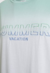 Lichtgroene en witte gradient T-shirt, met het woord "ZOMER" in geborduurd blauwe en groene tekst met accenten, ronde halslijn.