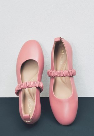 Rosa Kunstleder Ballerinas mit runder Zehenpartie, elastischem Riemen und weicher Innenausstattung. Glatte Textur, minimalistisches Design und keine sichtbaren Beschläge.