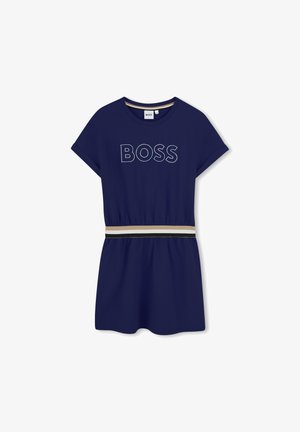 Robe bleu marine à manches courtes, arborant le logo "BOSS" en contour blanc, taille élastique avec une bande rayée beige et noire.